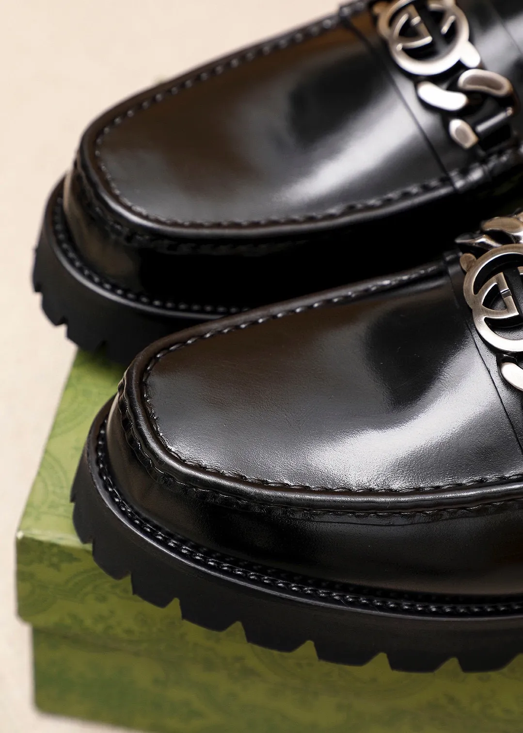 Men's shoes 💰460 💐 Product trademark: GUCCI "Gucci" casual leather shoes Regular size: 39-44 (38.45🉑️customized) Product materials: Selected imported first-layer open-edge beaded cowhide upper + luxury hardware buckle, imported water-dyed cowhide leather lining. Strong three-dimensional visual effect, foam outsole Color: 2⃣️colors available